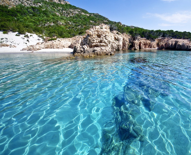 isola rossa sardegna incantevole spiaggia caraibi relax estate vacanza